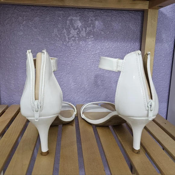 Marbella White Pumps, size 8 - Picture 5 of 6
